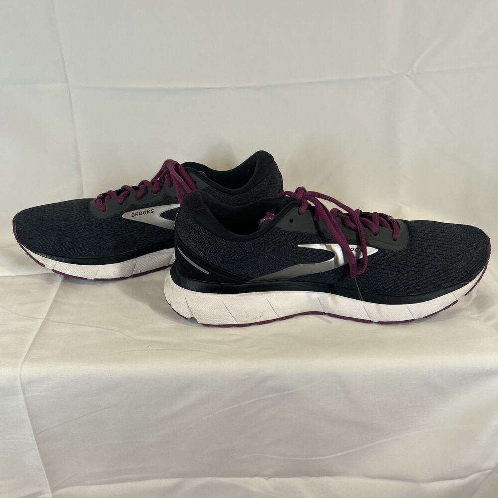 Women’s Brooks Trace 1 Black/Grey/White /Purple Pre-Owned Size 9.5
